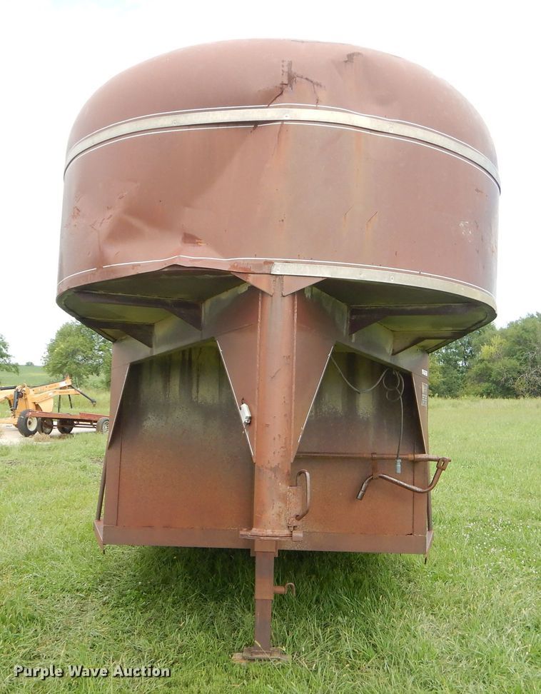 image for item FC9893 1985 WW livestock trailer