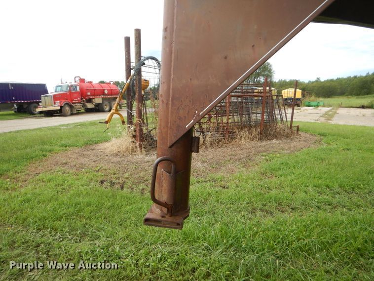 image for item FC9893 1985 WW livestock trailer