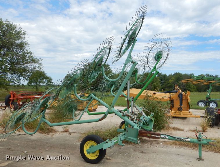 image for item FC9894 John Deere 702 hay rake