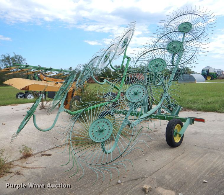 image for item FC9894 John Deere 702 hay rake