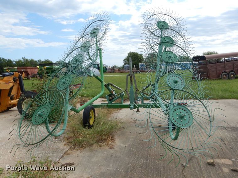 image for item FC9894 John Deere 702 hay rake