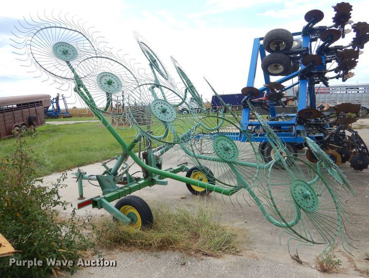 image for item FC9894 John Deere 702 hay rake