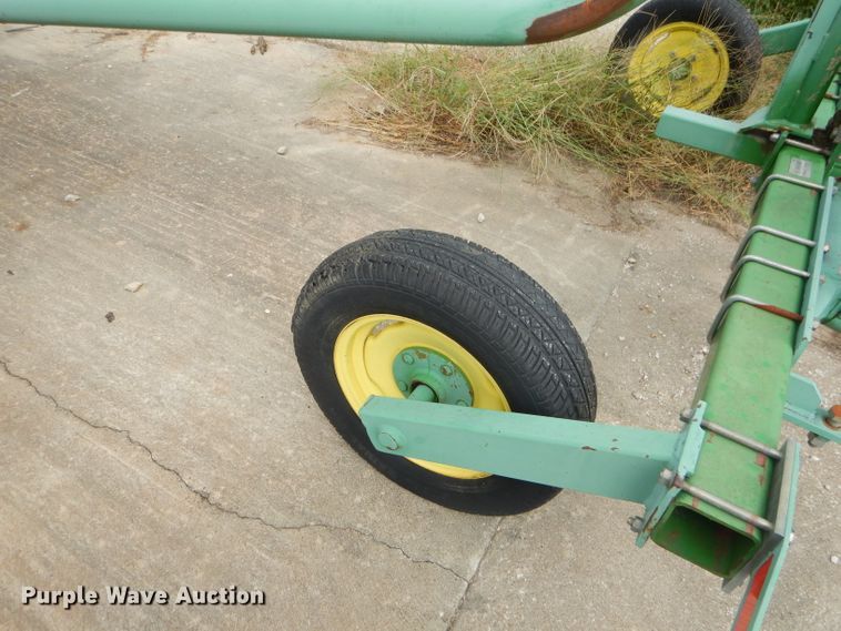 image for item FC9894 John Deere 702 hay rake