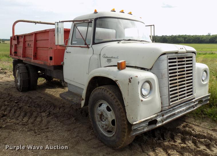 image for item FJ9302 1968 International Loadstar 1600 manure spreader truck