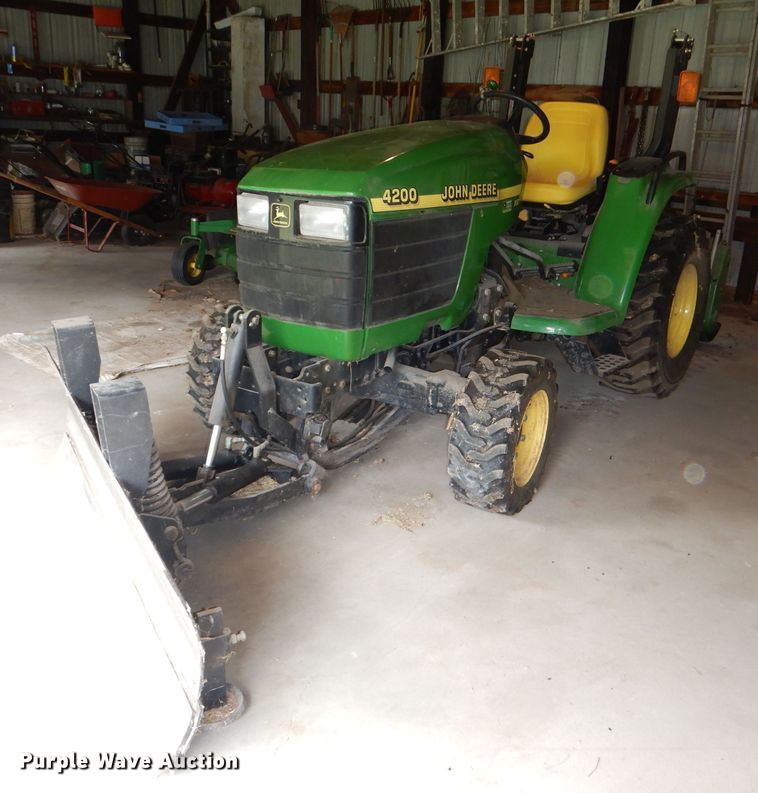 image for item FN9086 2001 John Deere 4200 HST tractor