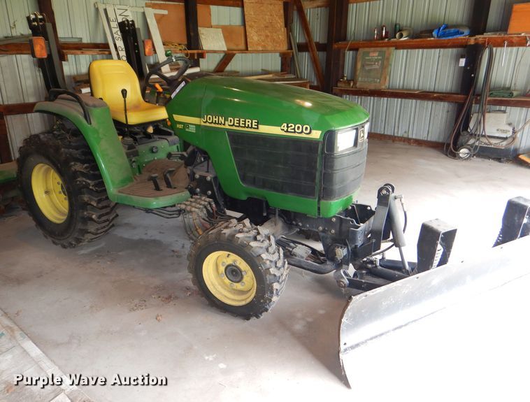 image for item FN9086 2001 John Deere 4200 HST tractor