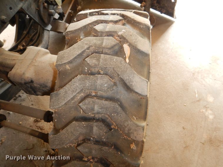 image for item FN9086 2001 John Deere 4200 HST tractor