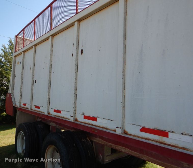 image for item FY9605 2010 shop built live bottom trailer