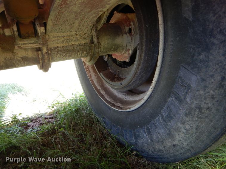 image for item FY9605 2010 shop built live bottom trailer