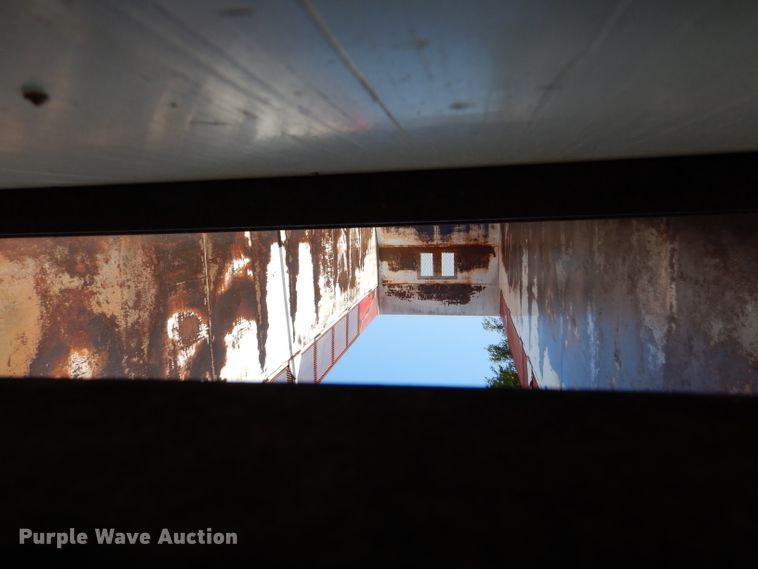 image for item FY9605 2010 shop built live bottom trailer