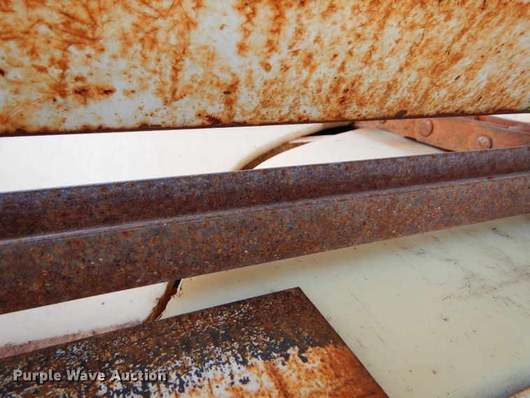 image for item FY9605 2010 shop built live bottom trailer