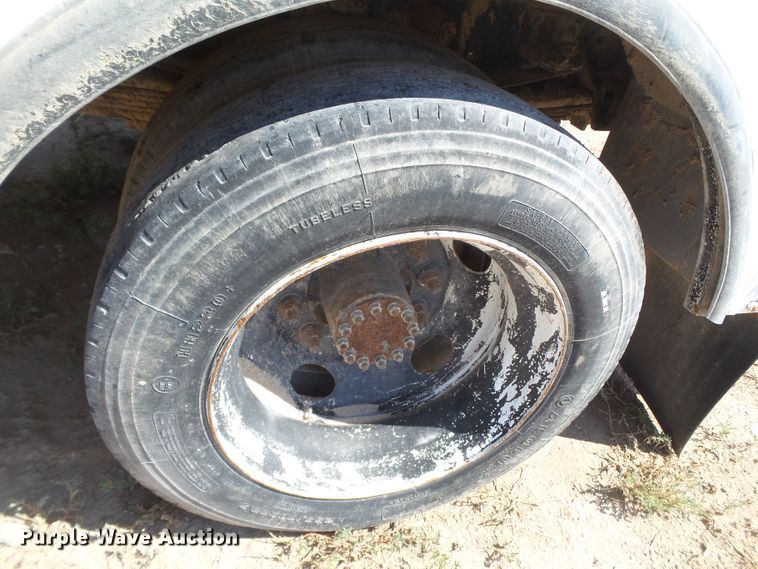 image for item GC9018 1999 GMC C6500 bucket truck