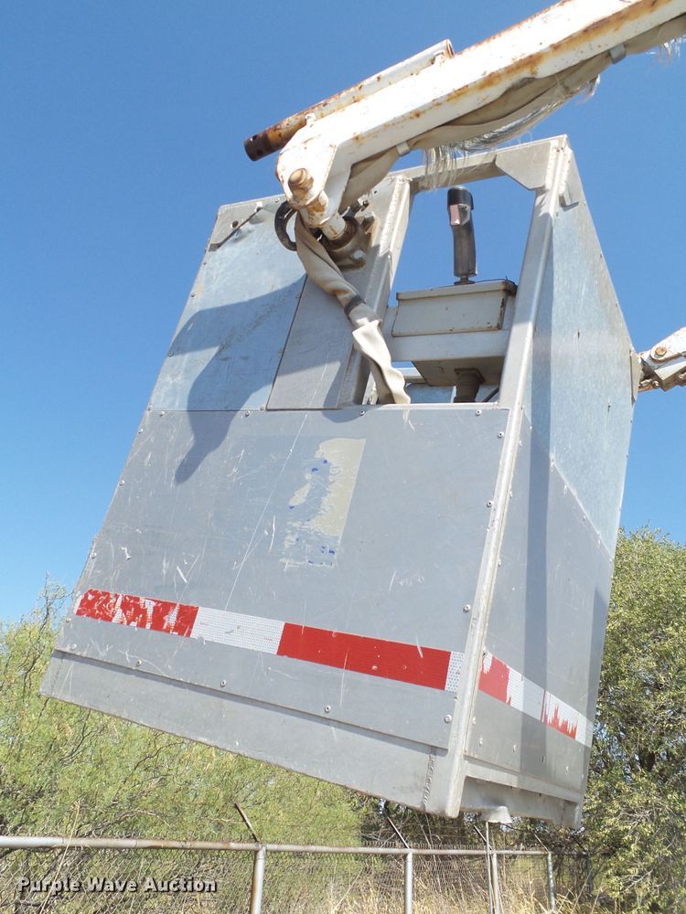 image for item GC9018 1999 GMC C6500 bucket truck