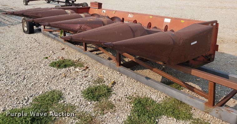 image for item GF9254 International 863 corn head