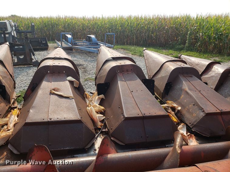 image for item GF9254 International 863 corn head