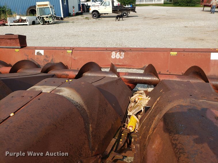 image for item GF9254 International 863 corn head
