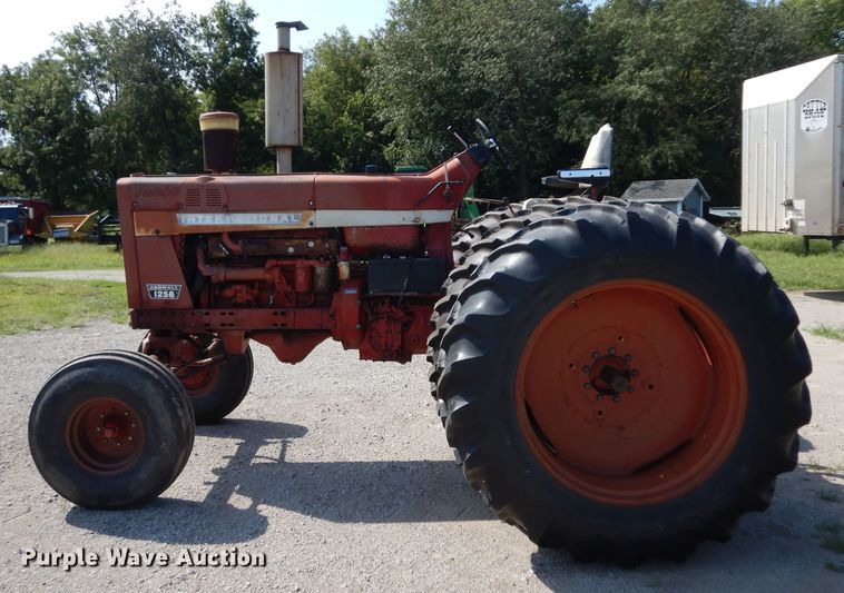 image for item GG9114 1968 International 1256 tractor