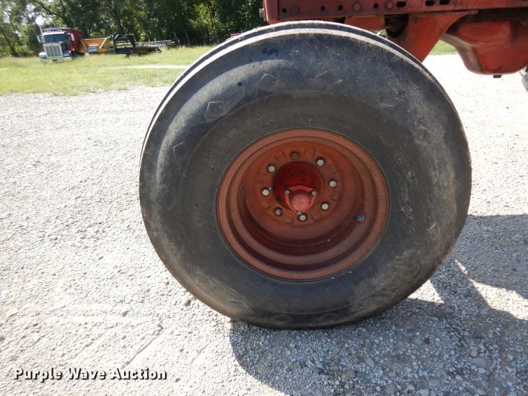 image for item GG9114 1968 International 1256 tractor