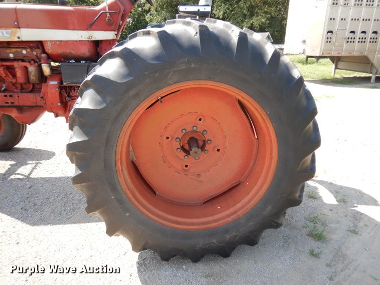 image for item GG9114 1968 International 1256 tractor