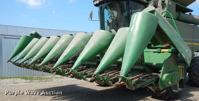 image for item GG9138 1998 John Deere 893 corn head