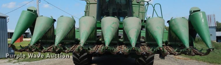 image for item GG9138 1998 John Deere 893 corn head
