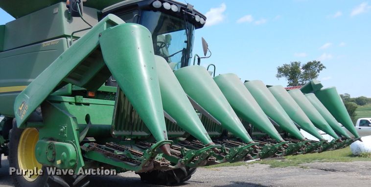 image for item GG9138 1998 John Deere 893 corn head
