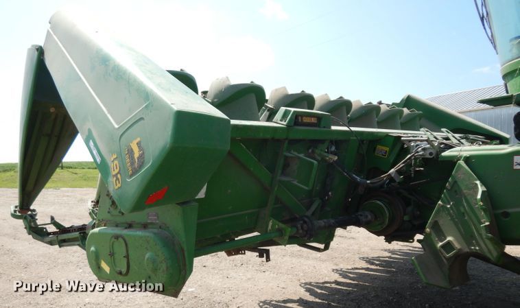 image for item GG9138 1998 John Deere 893 corn head