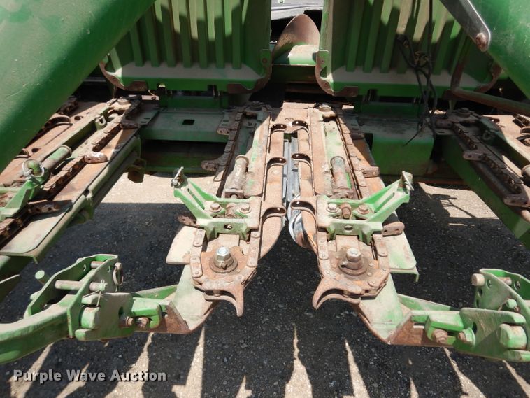 image for item GG9138 1998 John Deere 893 corn head