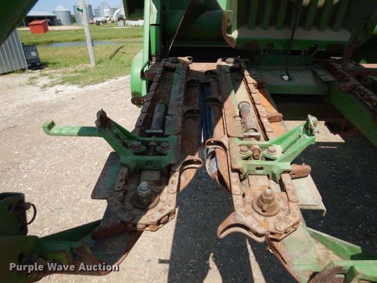 image for item GG9138 1998 John Deere 893 corn head