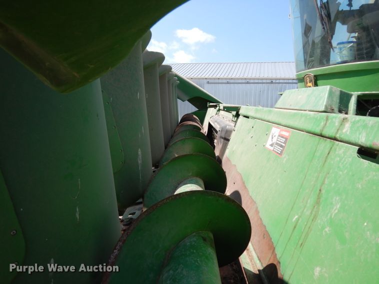 image for item GG9138 1998 John Deere 893 corn head