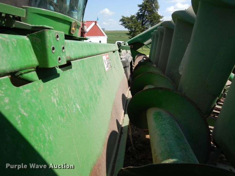 image for item GG9138 1998 John Deere 893 corn head