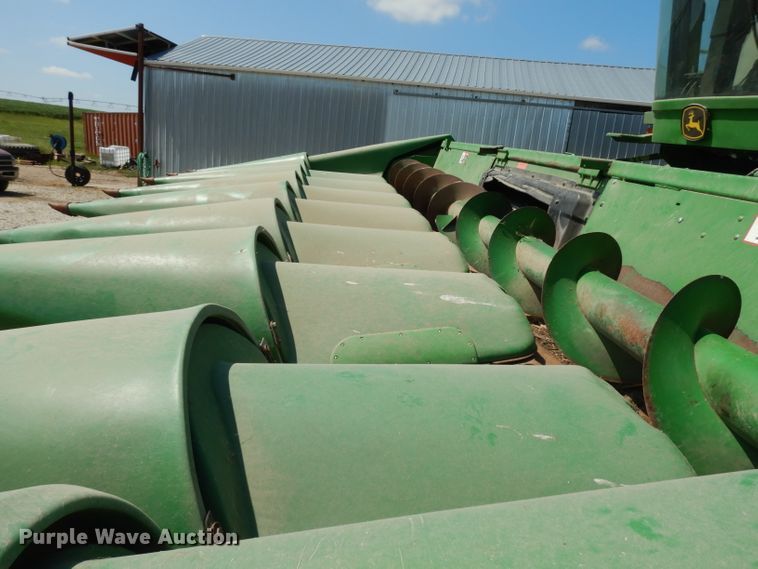 image for item GG9138 1998 John Deere 893 corn head