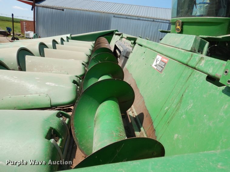 image for item GG9138 1998 John Deere 893 corn head