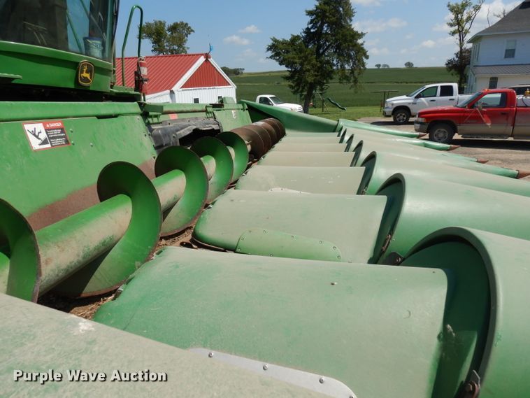 image for item GG9138 1998 John Deere 893 corn head