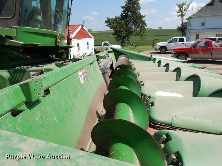 image for item GG9138 1998 John Deere 893 corn head