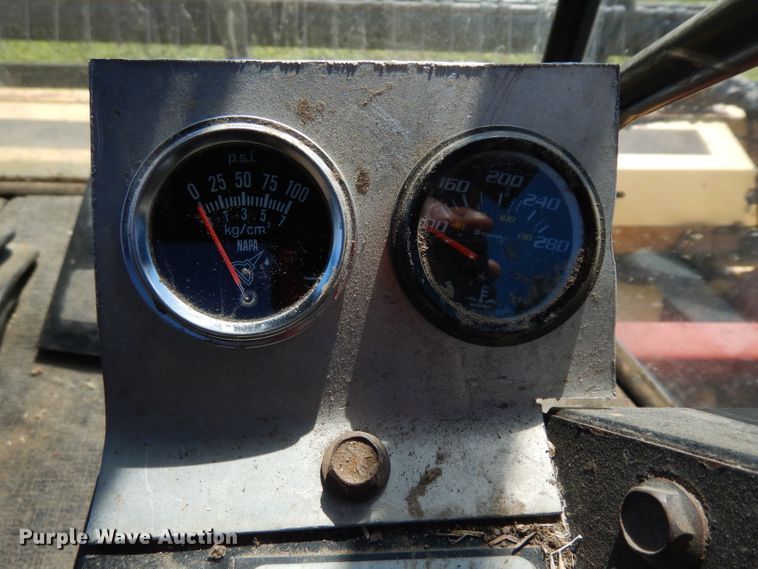 image for item GG9139 1997 New Holland 2550 windrower