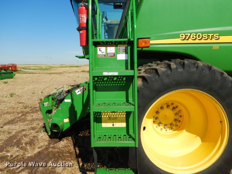 image for item GH9562 2007 John Deere 9760 STS combine