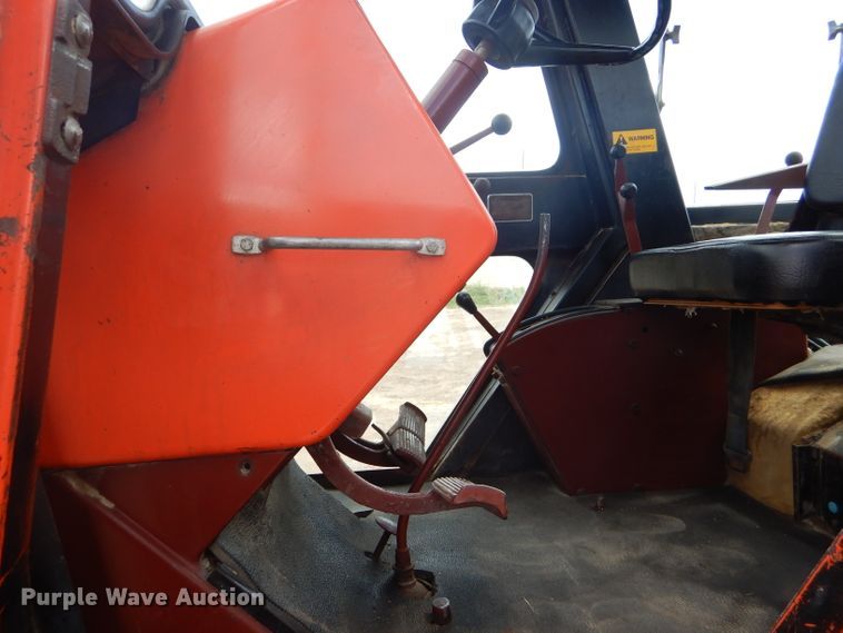 image for item GH9585 1975 Allis Chalmers 7040 tractor