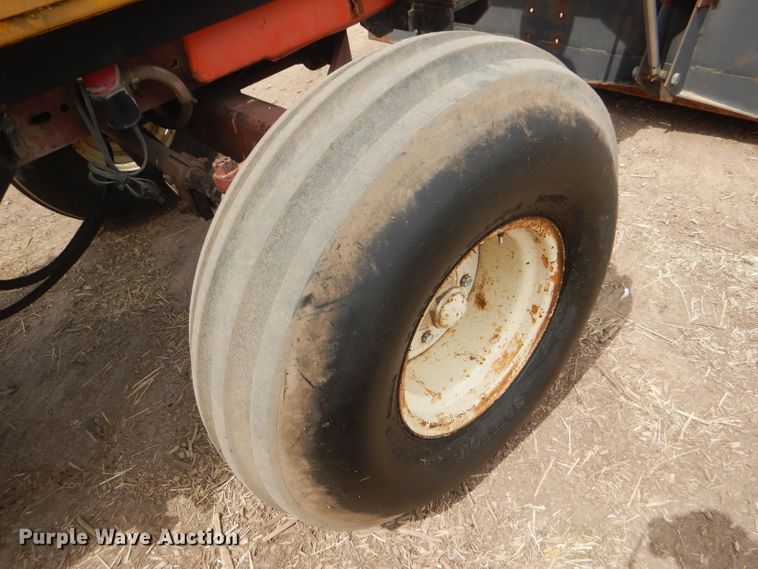 image for item GH9585 1975 Allis Chalmers 7040 tractor