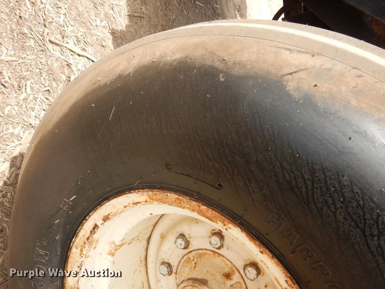 image for item GH9585 1975 Allis Chalmers 7040 tractor