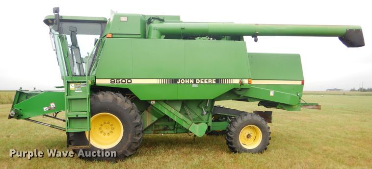 image for item GH9624 1993 John Deere 9500 combine