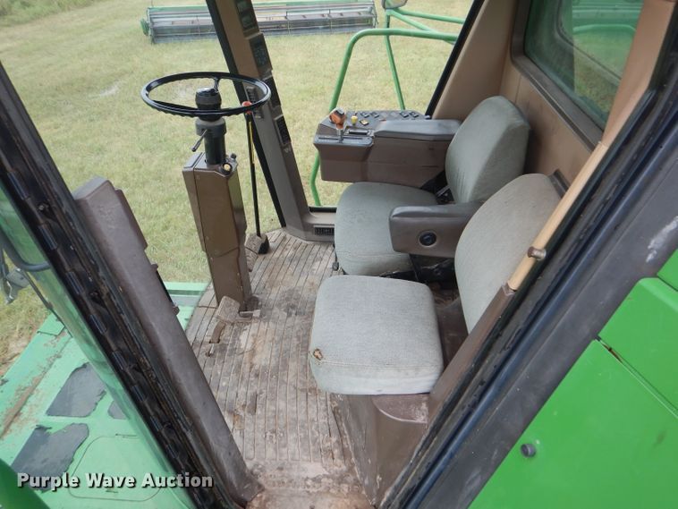 image for item GH9624 1993 John Deere 9500 combine