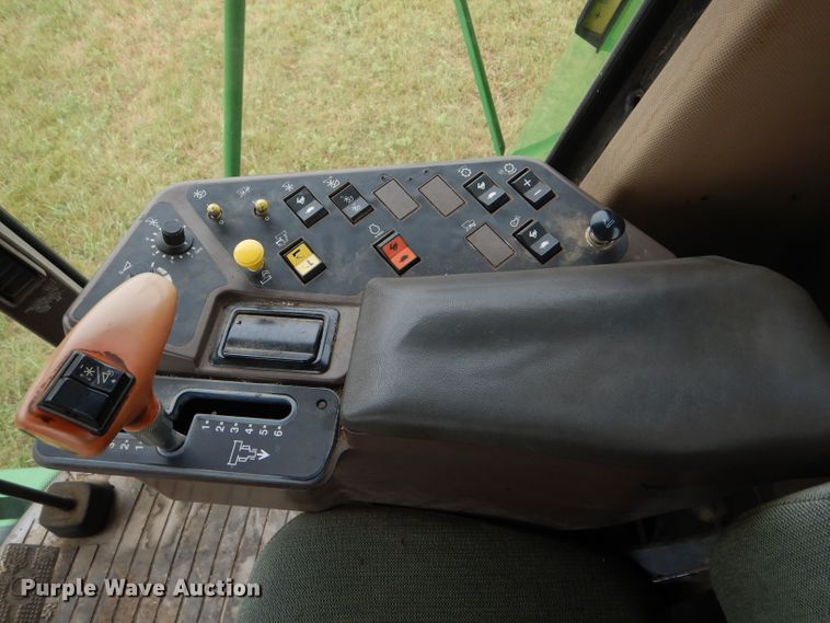 image for item GH9624 1993 John Deere 9500 combine