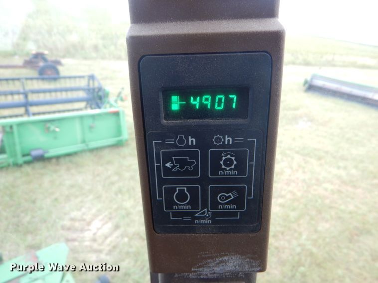 image for item GH9624 1993 John Deere 9500 combine
