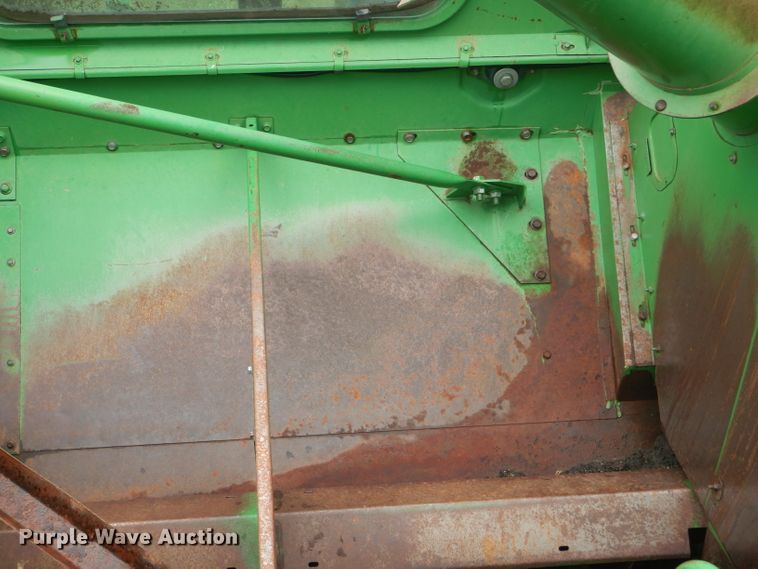 image for item GH9624 1993 John Deere 9500 combine
