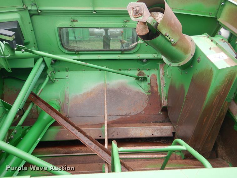 image for item GH9624 1993 John Deere 9500 combine