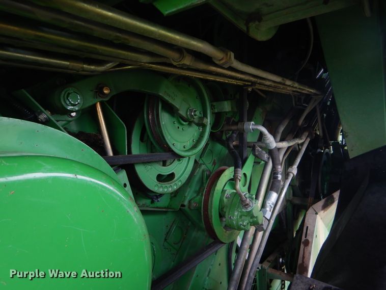 image for item GH9624 1993 John Deere 9500 combine