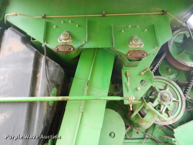 image for item GH9624 1993 John Deere 9500 combine