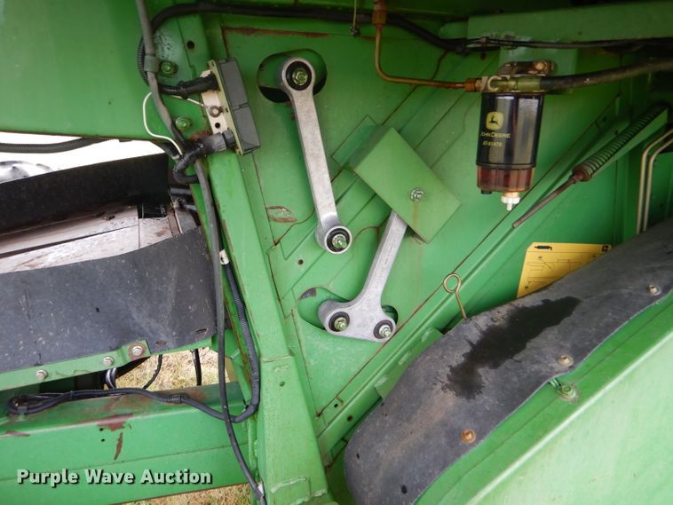 image for item GH9624 1993 John Deere 9500 combine