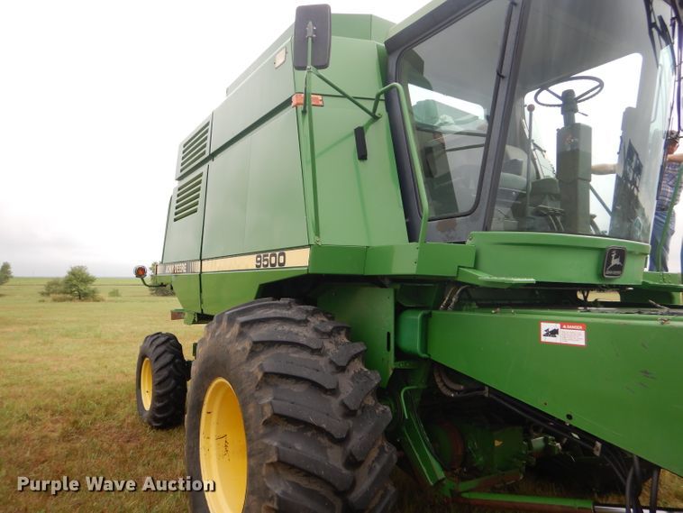 image for item GH9624 1993 John Deere 9500 combine
